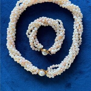 Elegant Freshwater Pearl Necklace and Bracelet Set